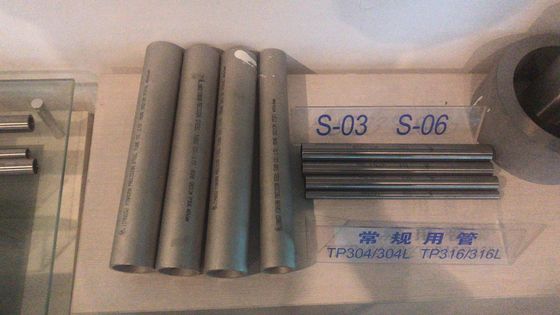 JIS G3459 이음새가 없는 용접된 스테인리스 관 300A SCH 40 6M 소금물에 절여진 단련된 보통 끝